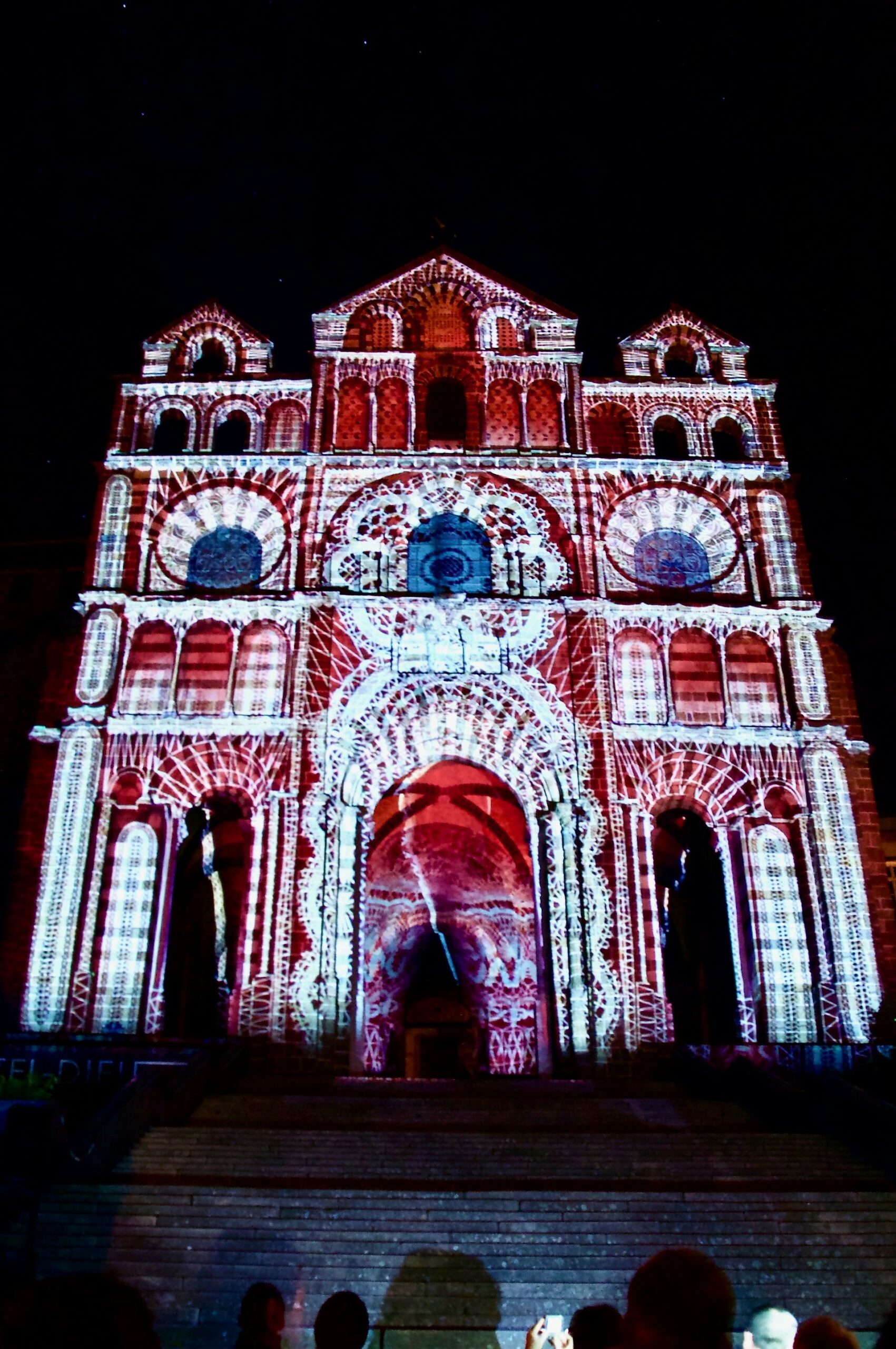 puy-de-lumieres-cathedrale-1-scaled puy-de-lumieres-cathedrale-1-scaled
